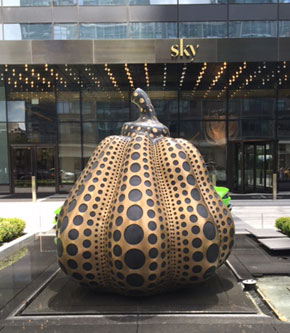 Yayoi Kusama's Pumpkin (L) (photo by John Haber, Sky building/Victoria Miro, 2016)